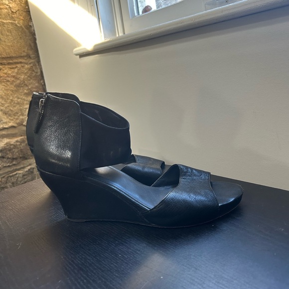 Eileen Fisher Corona Sandals Black Leather Ankle Strap Zip Wedge Peep - Picture 3 of 6